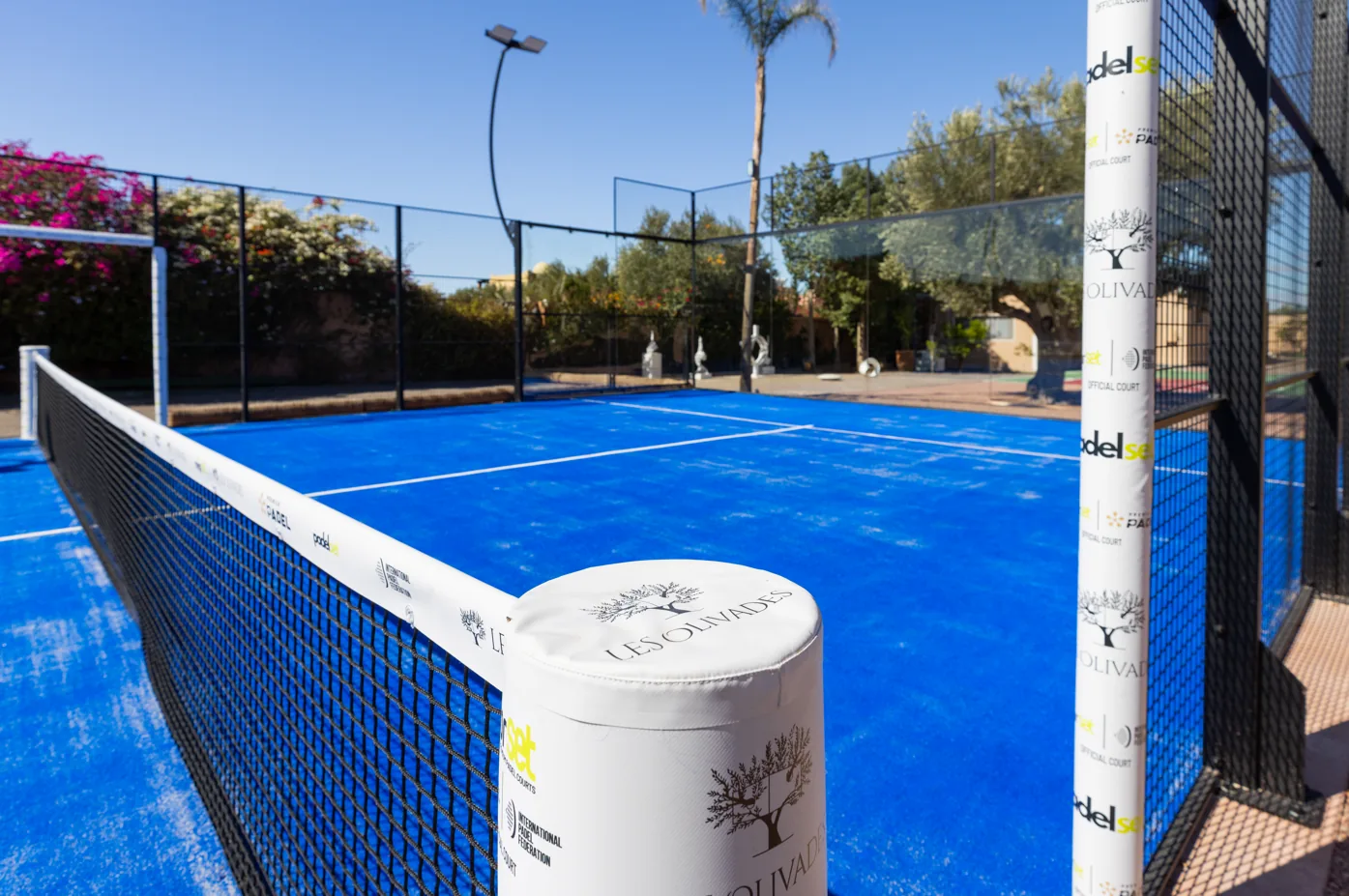 Court de padel intégré au paysage des Olivades