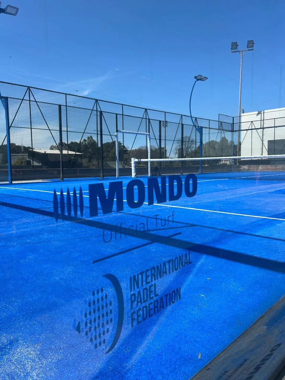 Structure métallique et vitrage d'un terrain de padel MejorSet