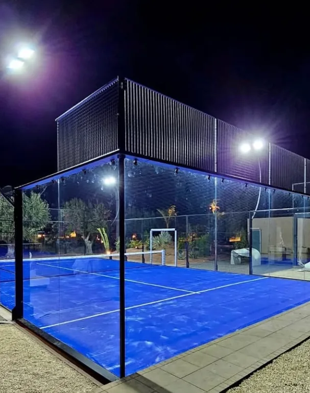 Projecteurs LED sur poteaux d'un court de padel